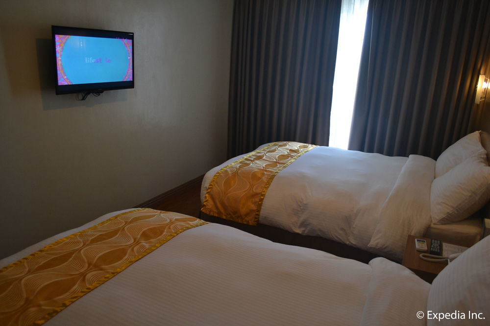 Vista Real Hotel Tagaytay City Exterior foto
