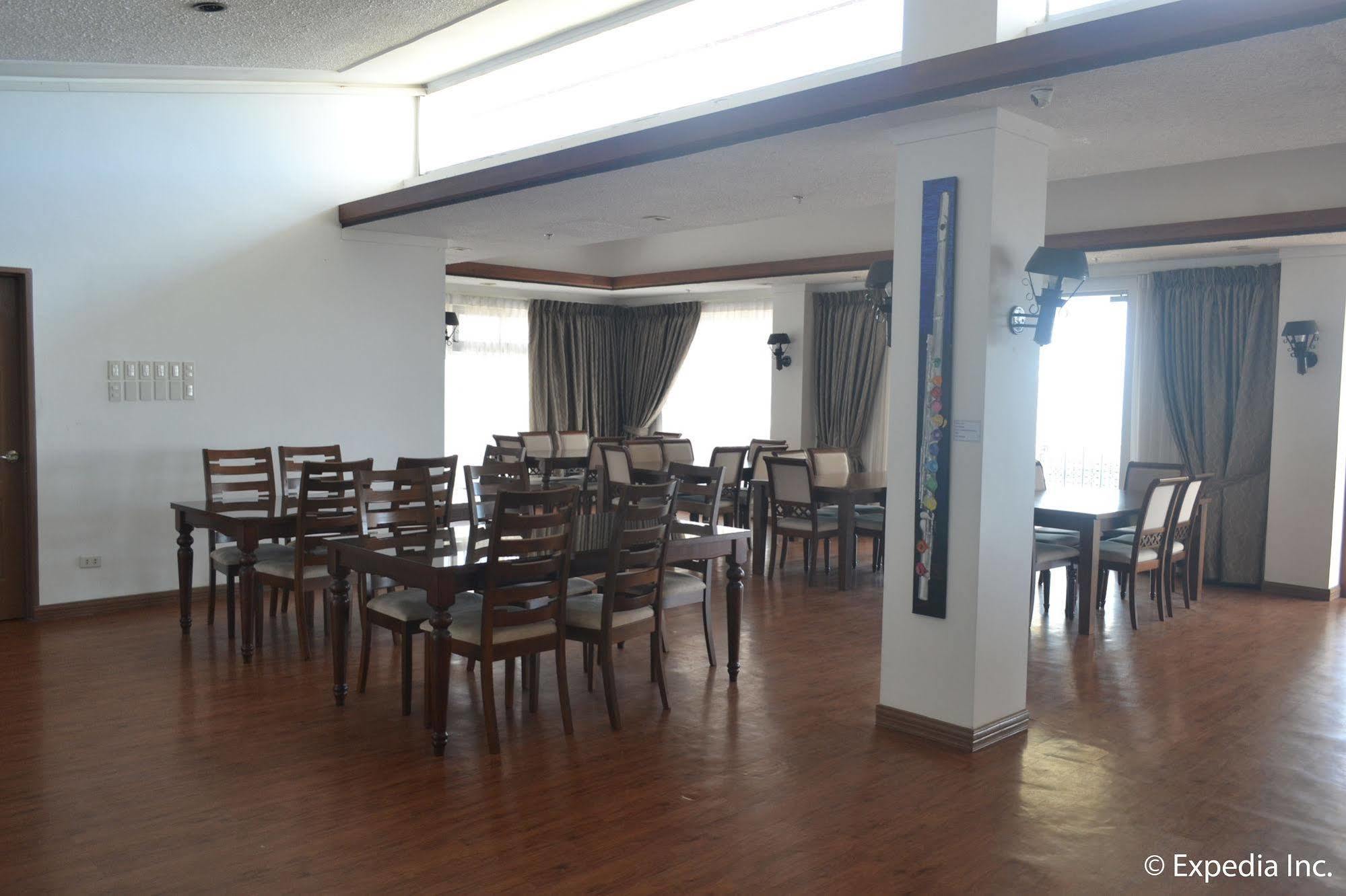 Vista Real Hotel Tagaytay City Exterior foto